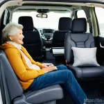 혼다 파일럿의 가족용 차량 적합성 - **Prompt:** A vibrant and inviting interior shot of a Honda Pilot, capturing a multi-generational fa...